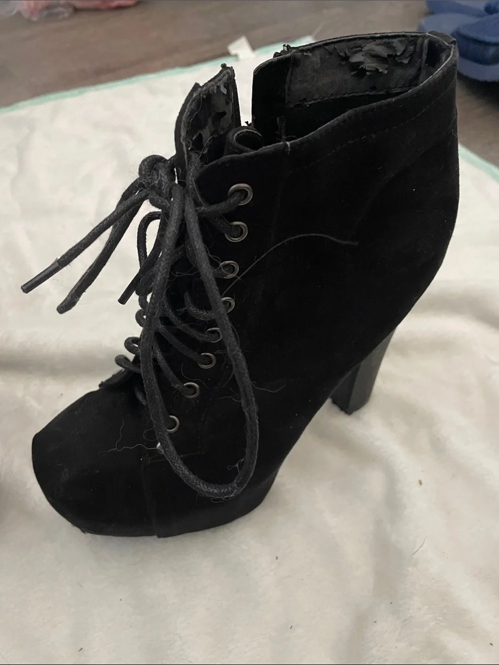 Breckelles lace up